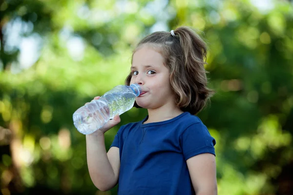 Linda niña con botella de agua —  Fotos de Stock