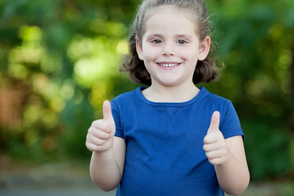 Niña mostrando signo OK —  Fotos de Stock