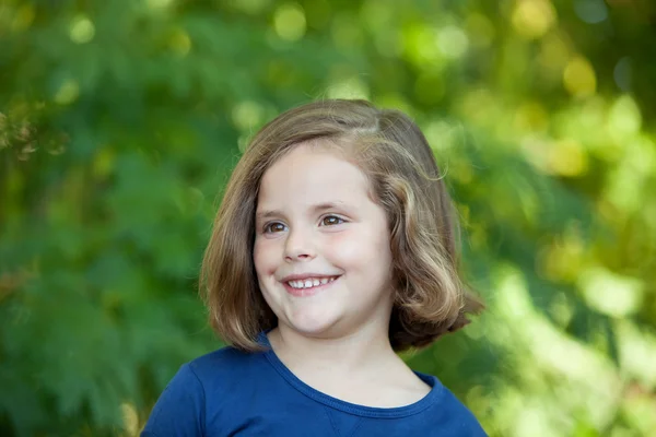 Schattig klein meisje in het park — Stockfoto