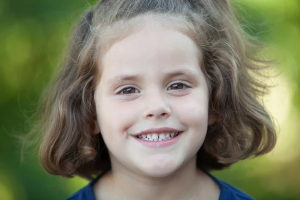 Schattig klein meisje in het park — Stockfoto