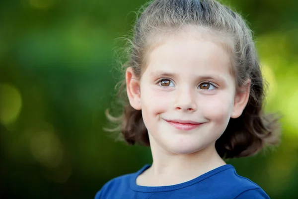 Menina bonito no parque — Fotografia de Stock