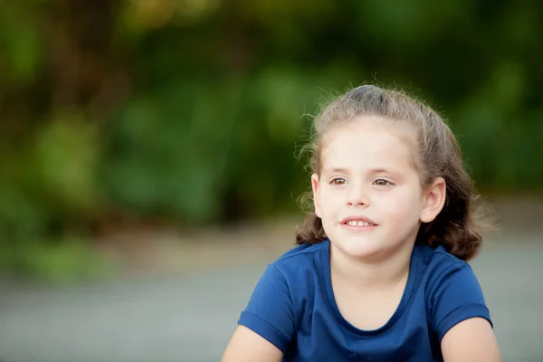 Petite fille mignonne à l'extérieur — Photo