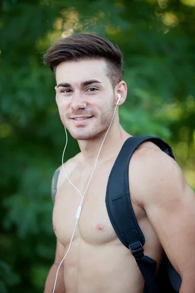 Man doing hiking while listening to music — Stock Photo, Image