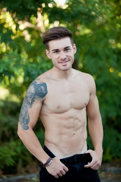 Giovane ragazzo mostrando i suoi muscoli — Foto Stock