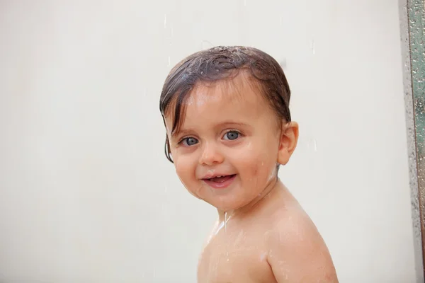 Funny baby duscha i poolen — Stockfoto