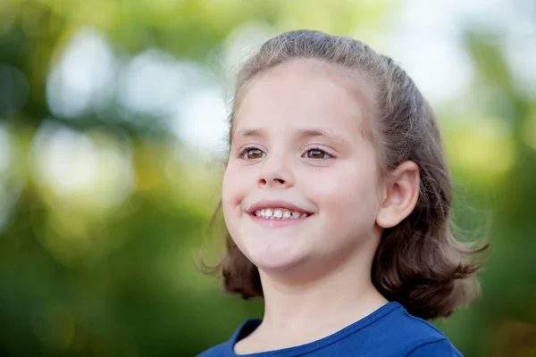 Schattig klein meisje in het park — Stockfoto