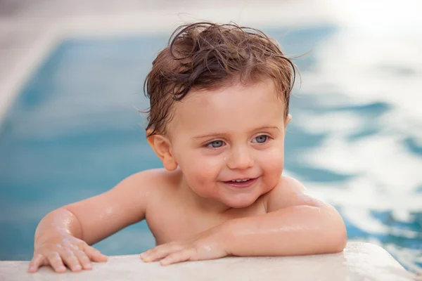 Niño divertido en la piscina —  Fotos de Stock