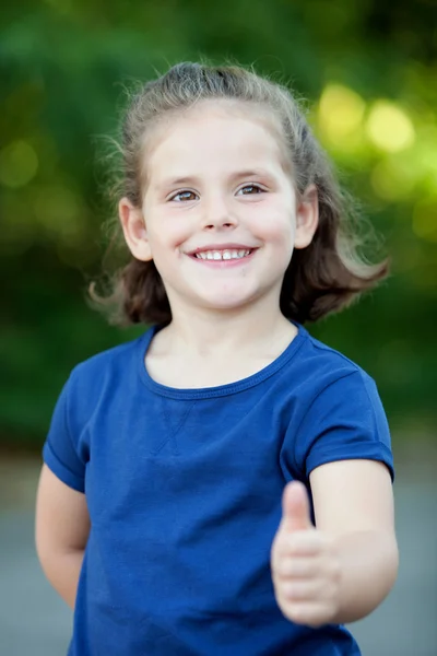 Μικρό κορίτσι προβολή εντάξει σημάδι — Φωτογραφία Αρχείου