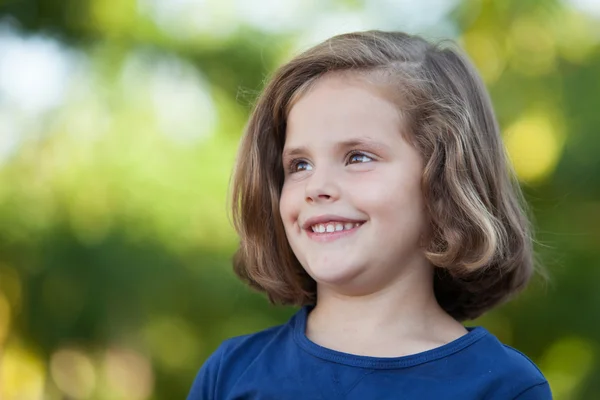 Schattig klein meisje in het park — Stockfoto