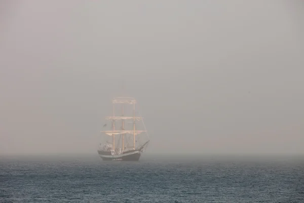 Mystérieux voilier entouré de brouillard — Photo