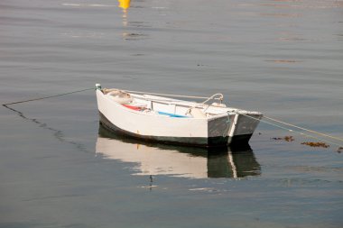 Balıkçı teknesi sahilinde demirli 