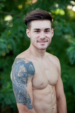 Genç çocuk kaslarına gösterilen