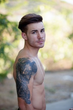 Genç çocuk kaslarına gösterilen