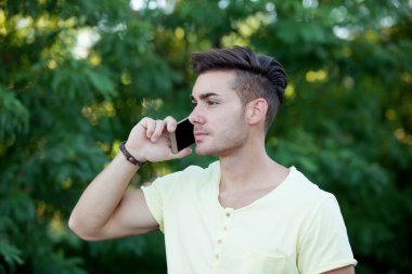 Çekici bir adam parkta cep telefonunuzla