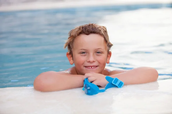 Lustiger blonder Junge im Pool — Stockfoto