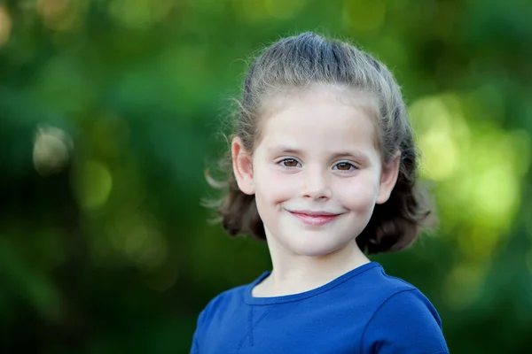 Schattig klein meisje in het park — Stockfoto