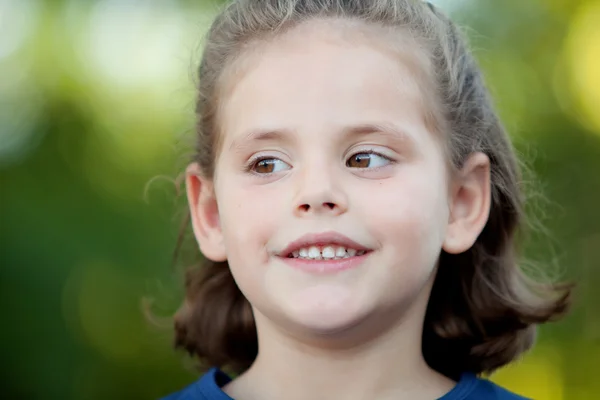 Schattig klein meisje in het park — Stockfoto