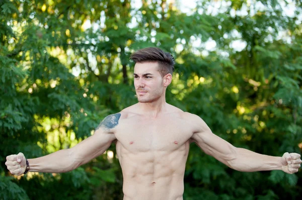 Giovane ragazzo mostrando i suoi muscoli — Foto Stock