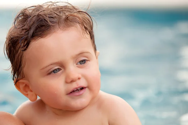 Bambino divertente ragazzo in piscina — Foto Stock