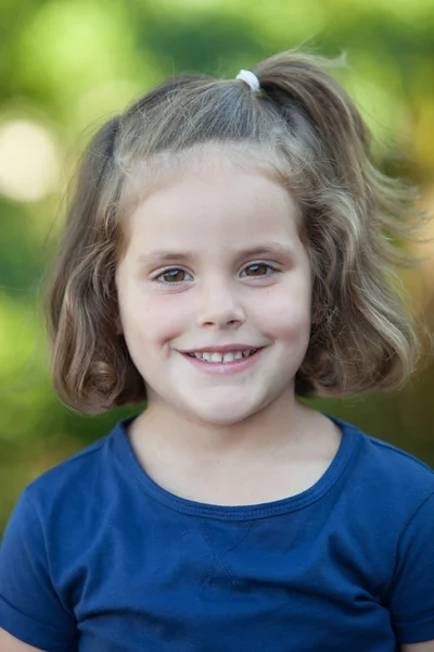 Schattig klein meisje in het park — Stockfoto