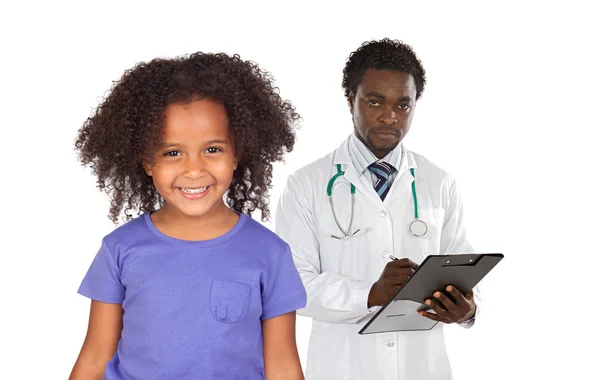 Sonriendo chica afroamericana con su médico — Foto de Stock