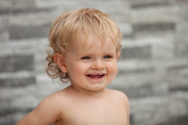 Sarışın ve kıvırcık saçlı mutlu bebek  