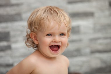 Sarışın ve kıvırcık saçlı mutlu bebek  