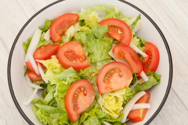 Saladeira em um fundo de madeira branco — Fotografia de Stock