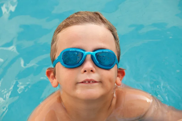 Miúdo engraçado a arrefecer na piscina — Fotografia de Stock