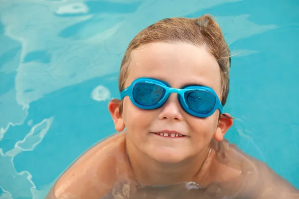 Miúdo engraçado a arrefecer na piscina — Fotografia de Stock