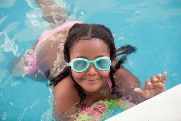 Lustige afroamerikanische Mädchen mit Brille im Pool — Stockfoto