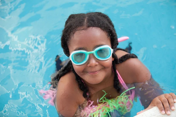 Menina afroamericana engraçada com óculos na piscina — Fotografia de Stock