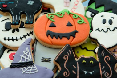 Farklı şekiller ile Halloween tanımlama