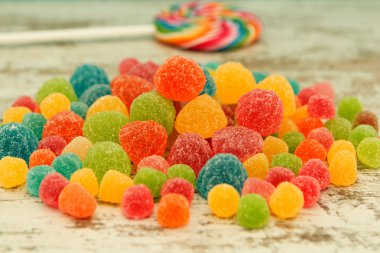 Renkli jöle fasulye ve lolipop