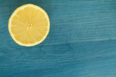 Mavi ahşap üzerine yarım limon