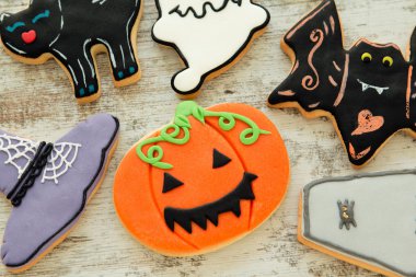 Farklı şekiller ile Halloween tanımlama