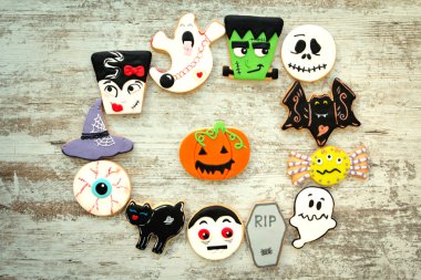Farklı şekiller ile Halloween tanımlama