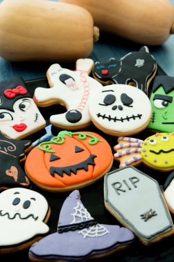 Farklı şekiller ile Halloween tanımlama