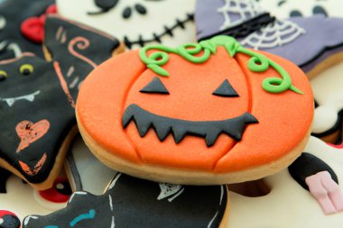 Farklı şekiller ile Halloween tanımlama