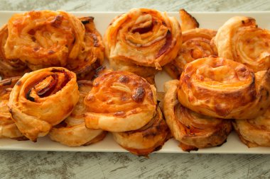 Kokulu puf hamur işleri spiral şeklinde 