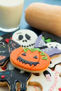 Farklı şekiller ile Halloween tanımlama