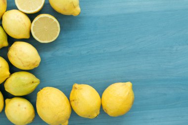 Mavi ahşap üzerine limon