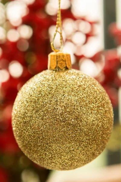 Bola de Navidad de oro — Foto de Stock