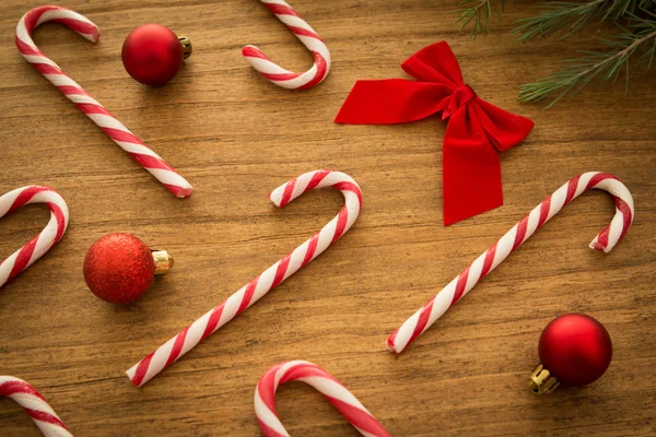 Baston şekerler Noel topları ile — Stok fotoğraf