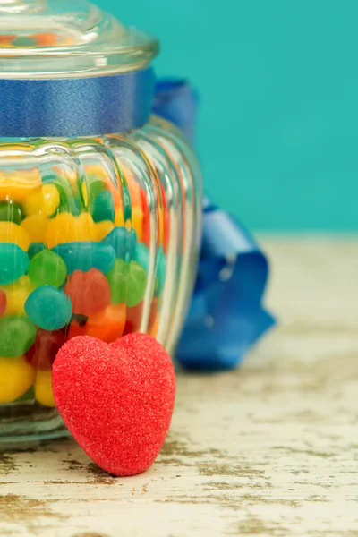 Mooi glas container gevuld snoepjes — Stockfoto