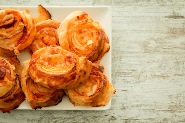 Savory puff pastries spiral shaped — Stock Photo, Image