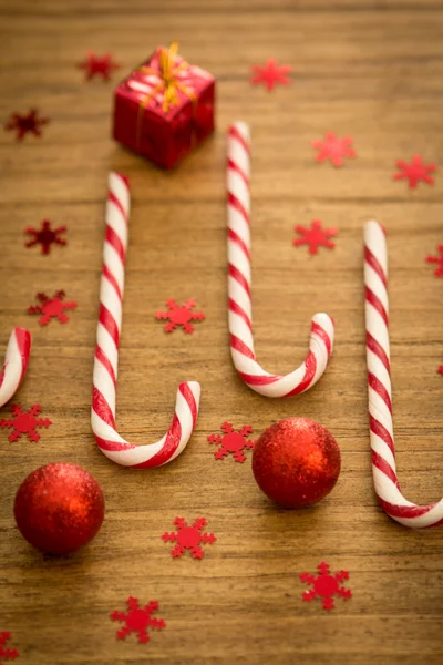 Bengalas doces com bolas de Natal — Fotografia de Stock