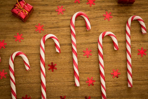 Bengalas doces com bola de Natal — Fotografia de Stock