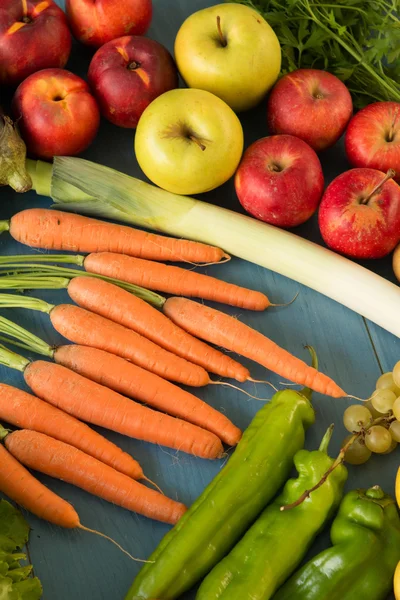 Ingredientes saborosos para uma salada saudável — Fotografia de Stock