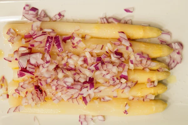 Weißer Spargel mit Zwiebeln — Stockfoto